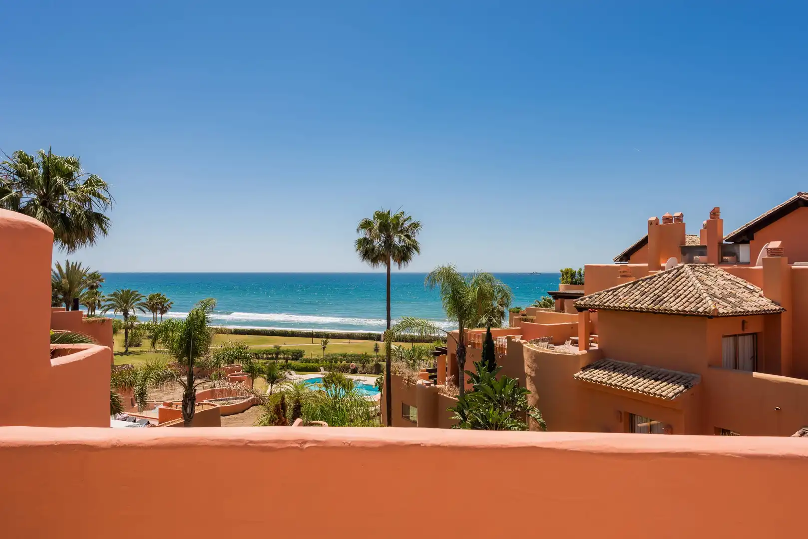 Vista exterior de Àtic en venda en Marbella amb Aire condicionat, Jardí privat i Terrassa