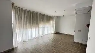 Sala d'estar de Apartament en venda en Pozuelo de Alarcón amb Aire condicionat, Calefacció i Jardí privat