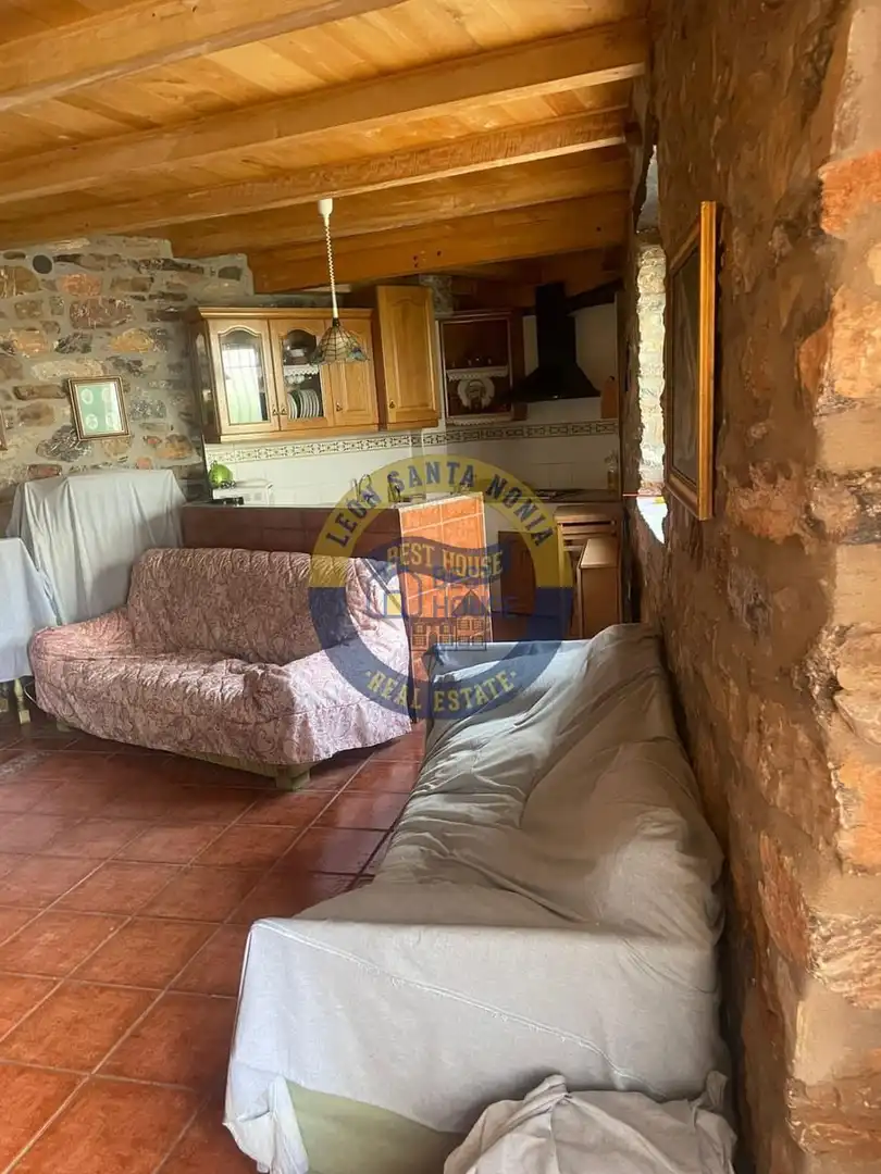 Vista exterior de Casa o xalet en venda en Carucedo amb Calefacció, Jardí privat i Parquet
