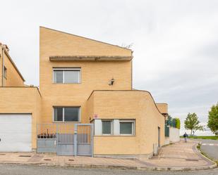 Vista exterior de Casa o xalet en venda en Beriáin amb Calefacció, Jardí privat i Terrassa
