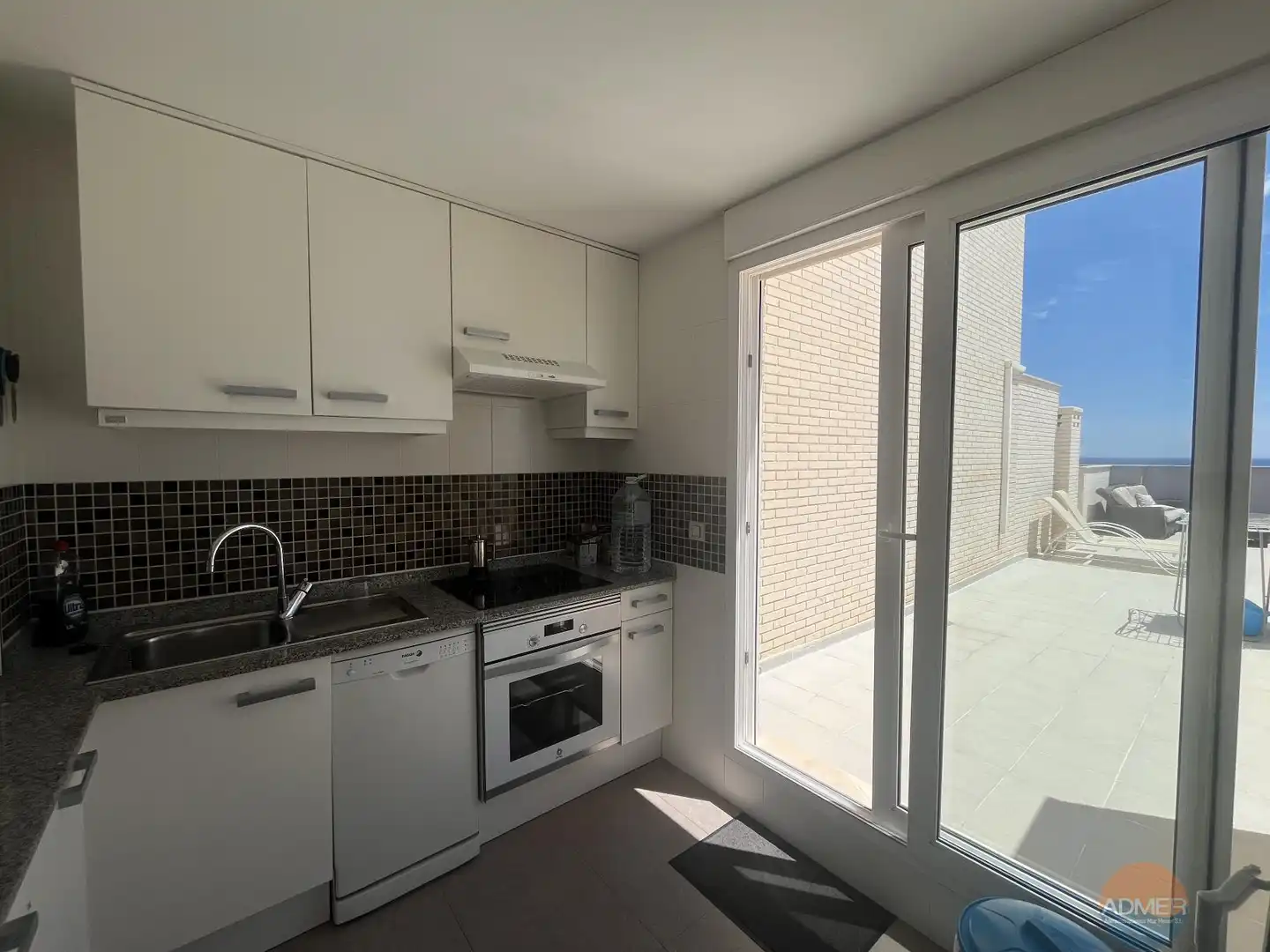 Küche von Wohnung zum Verkauf in La Manga del Mar Menor mit Klimaanlage, Heizung und Terrasse