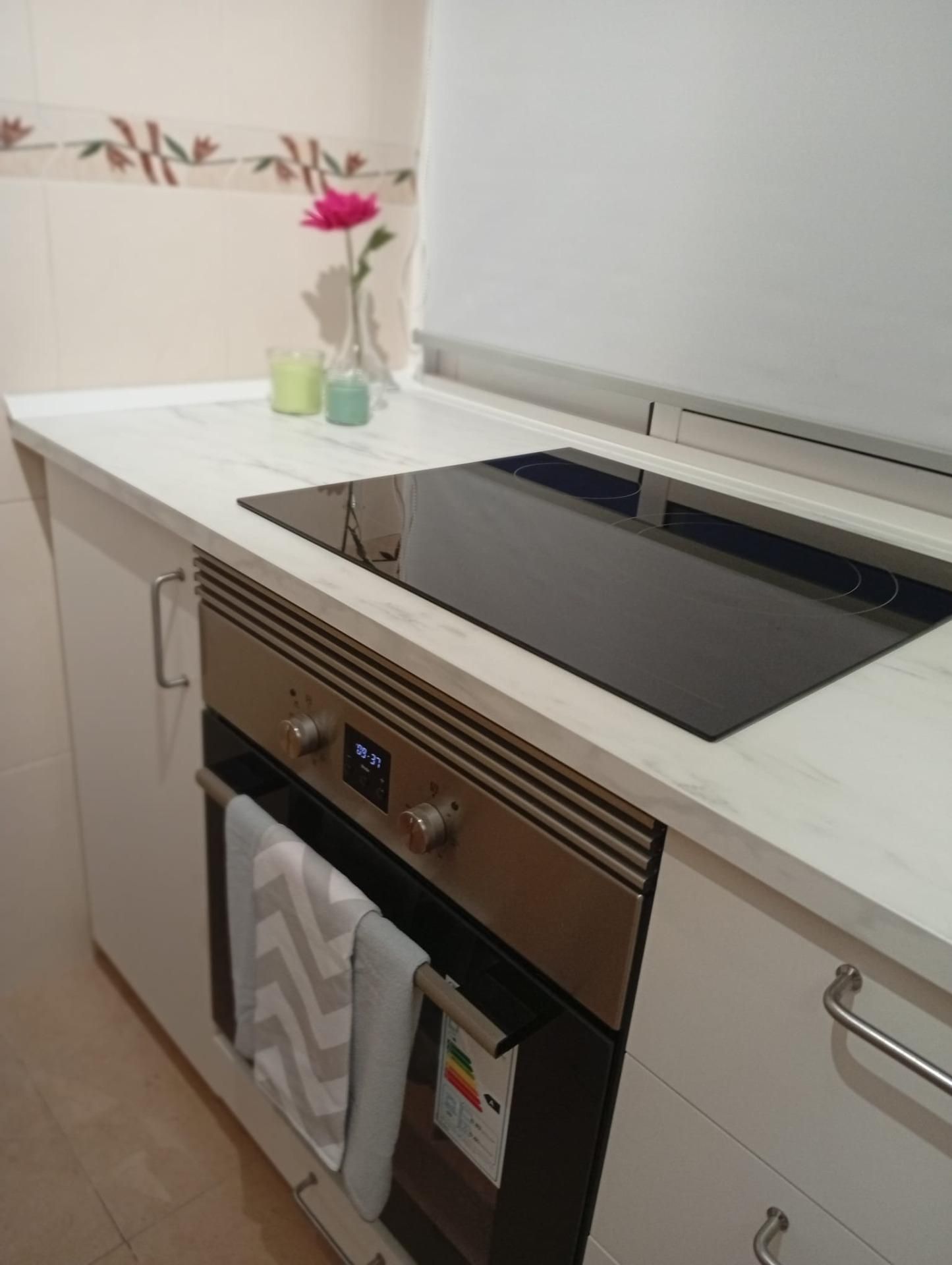 Küche von Dachboden zum verkauf in Fuengirola mit Klimaanlage und Balkon