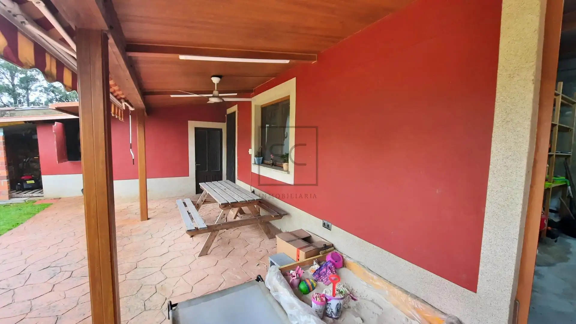 Terrasse von Einfamilien-Reihenhaus zum Verkauf in Neda mit Heizung, Privatgarten und Alarm