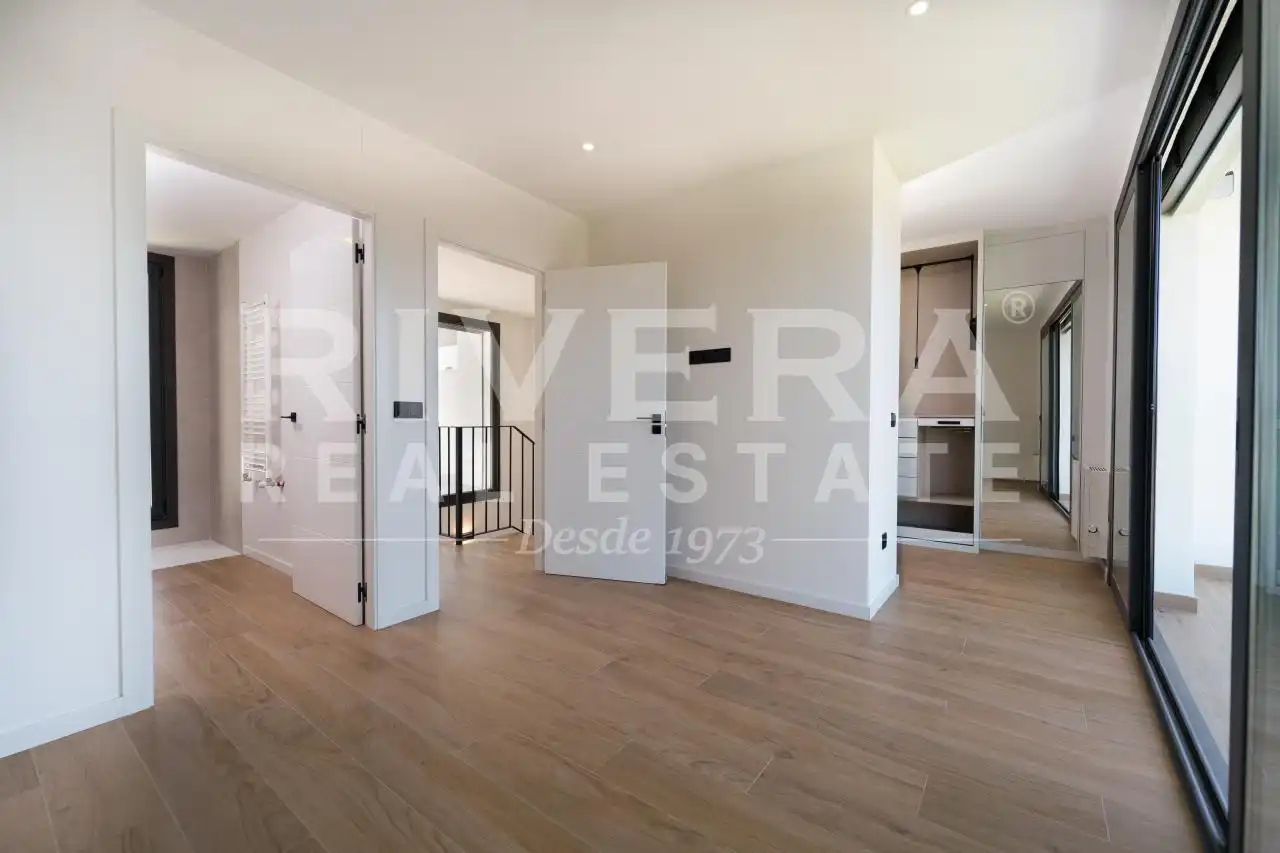 Casa adosada en venta en Vigo  con Calefacción y Jardín privado