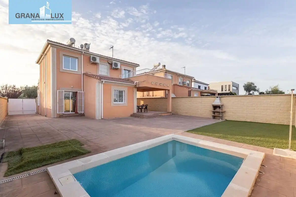 Xalet amb piscina en venda a Calle Calle Venus