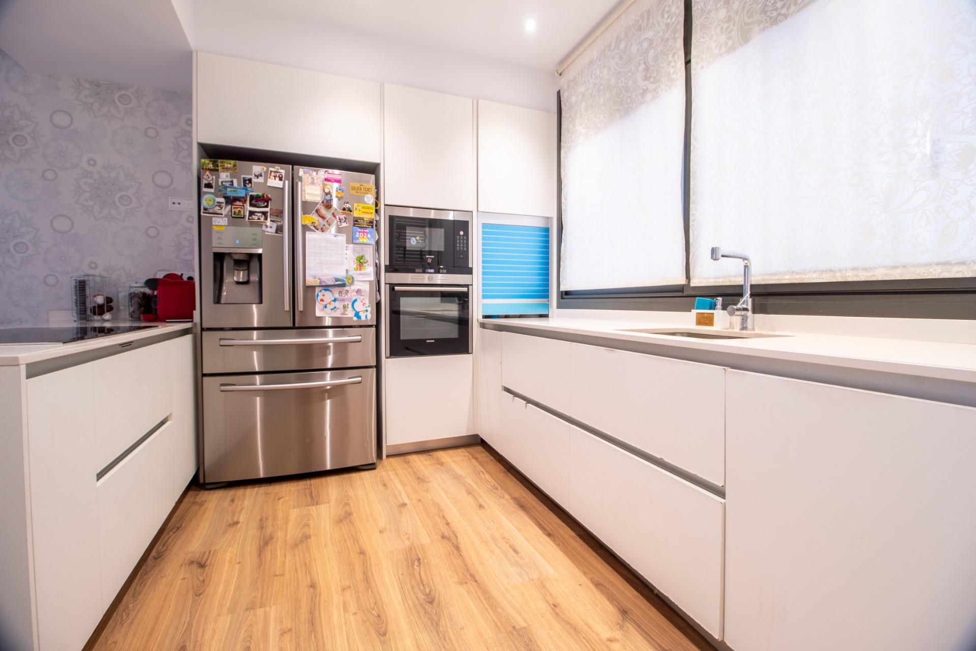 Cuina de Casa o xalet en venda en Cerdanyola del Vallès amb Calefacció i Jardí privat