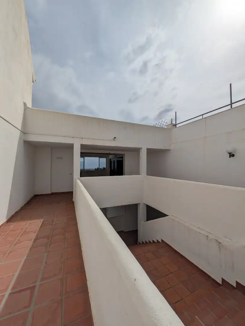 Vista exterior de Dúplex en venda en Estepona amb Terrassa, Internet i Piscina comunitària