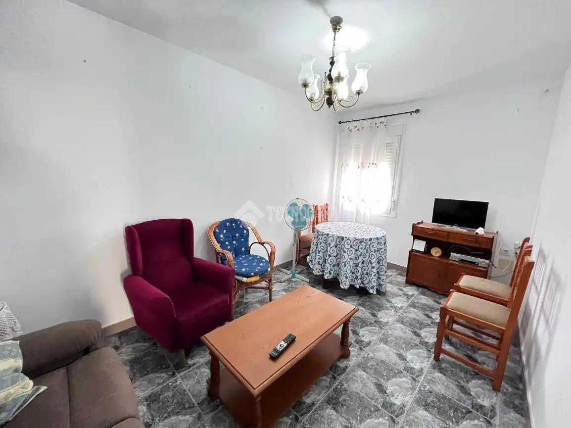 Sala d'estar de Casa adosada en venda en Navalcán amb Balcó