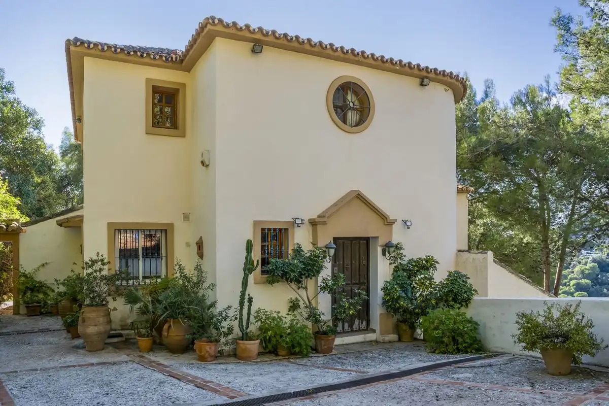 Vista exterior de Casa o chalet en venta en Marbella con Terraza y Piscina