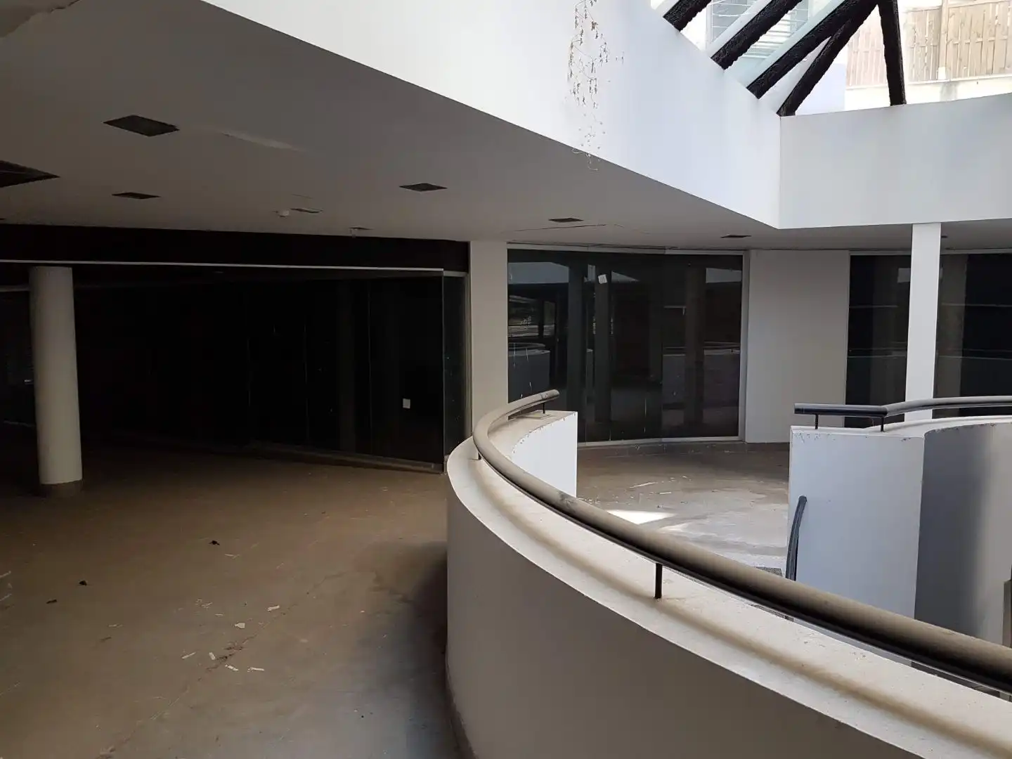 Local comercial en venda a Avda Baix Camp 2, imagen 2