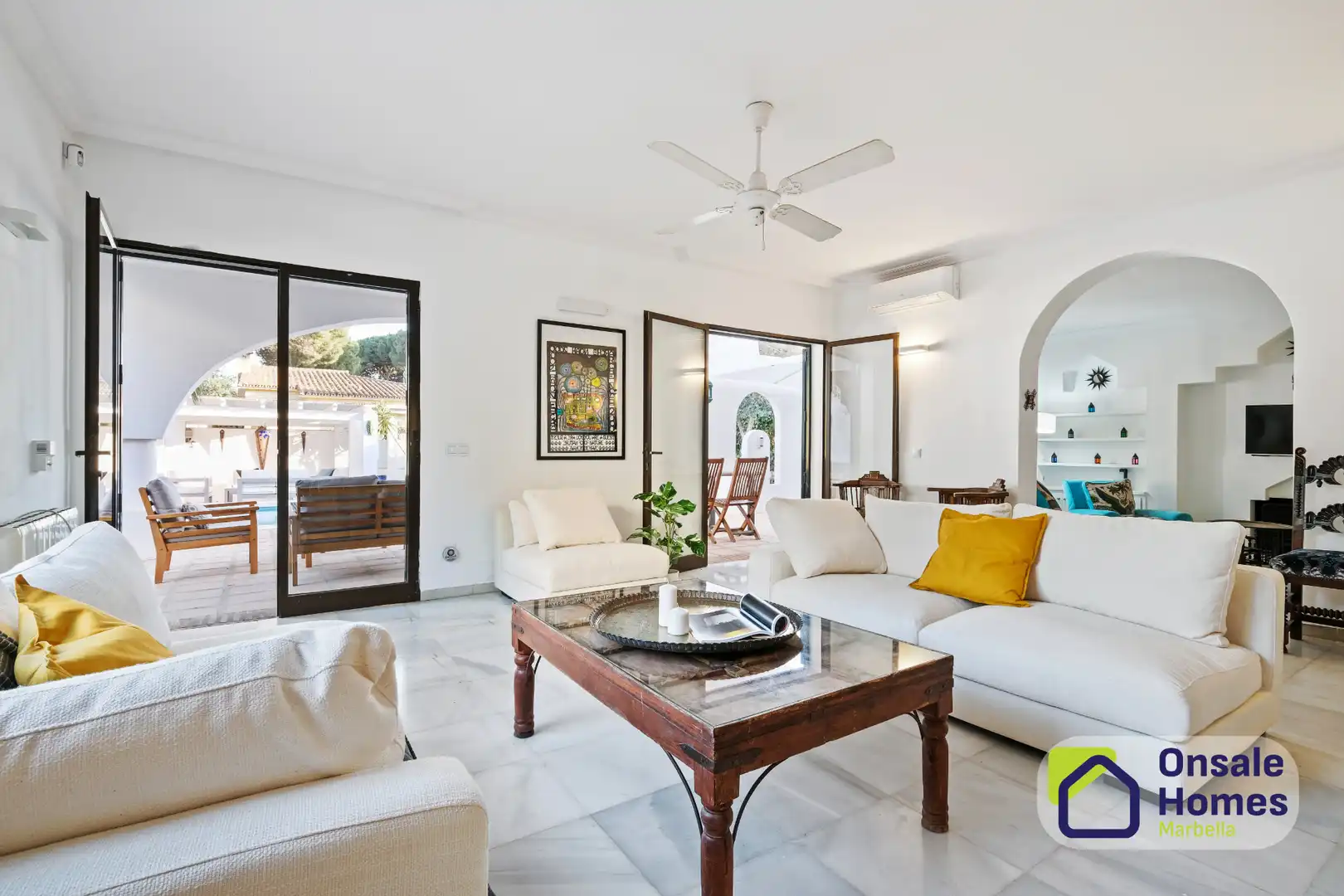 Sala de estar de Casa o chalet en venta en Marbella con Aire acondicionado, Jardín privado y Terraza