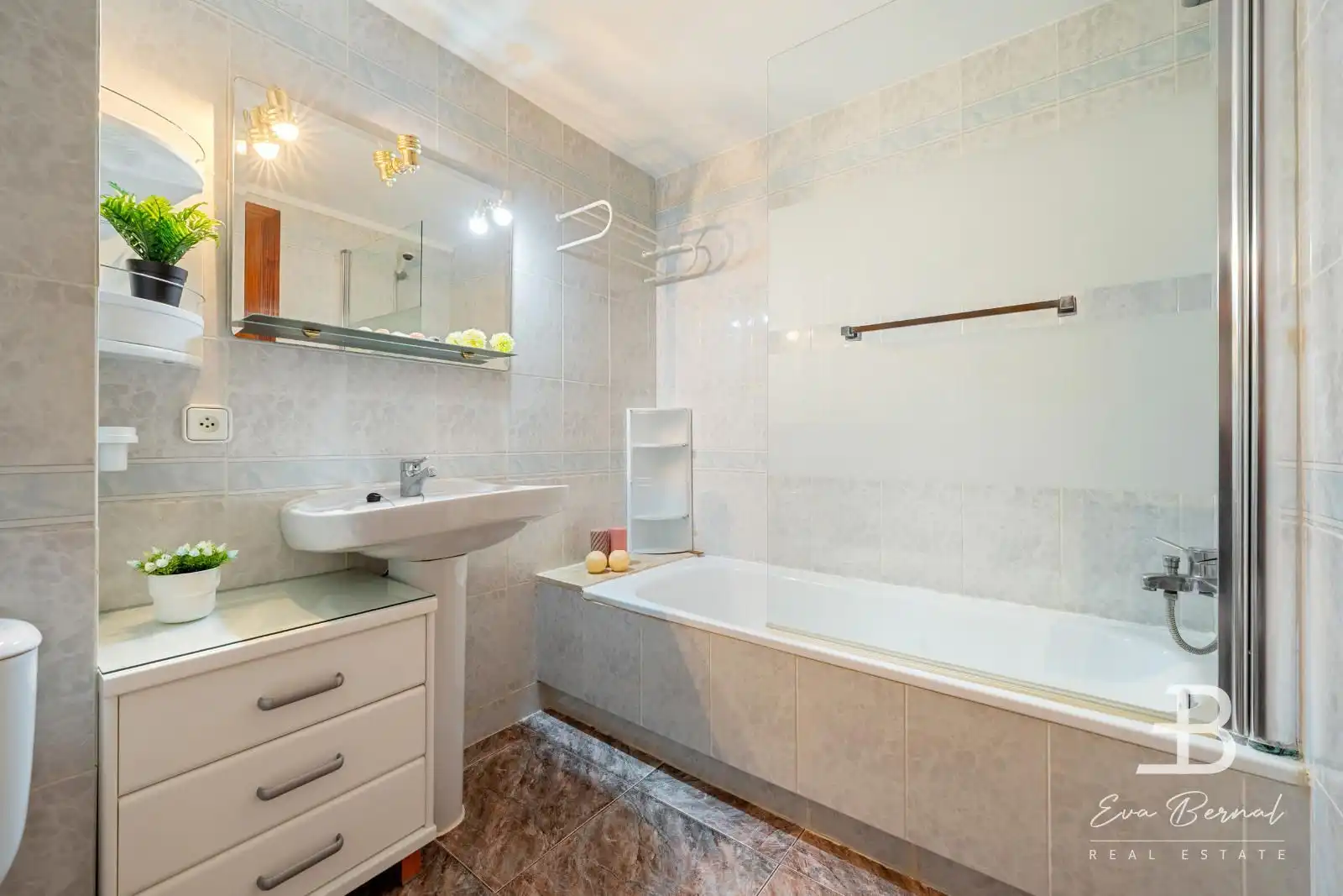 Badezimmer von Wohnung zum Verkauf in Vila-seca mit Klimaanlage, Heizung und Privatgarten