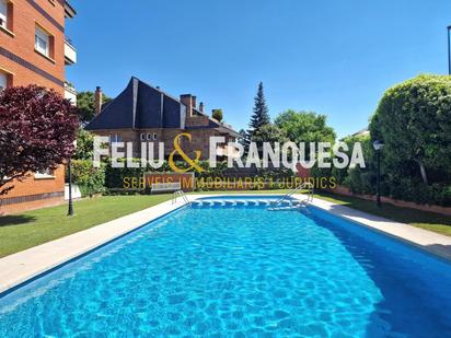 Vista exterior de Pis en venda en Sant Cugat del Vallès amb Calefacció, Terrassa i Piscina