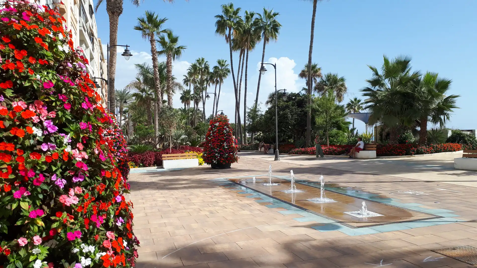 Vista exterior de Àtic en venda en Estepona amb Terrassa, Piscina i Piscina comunitària
