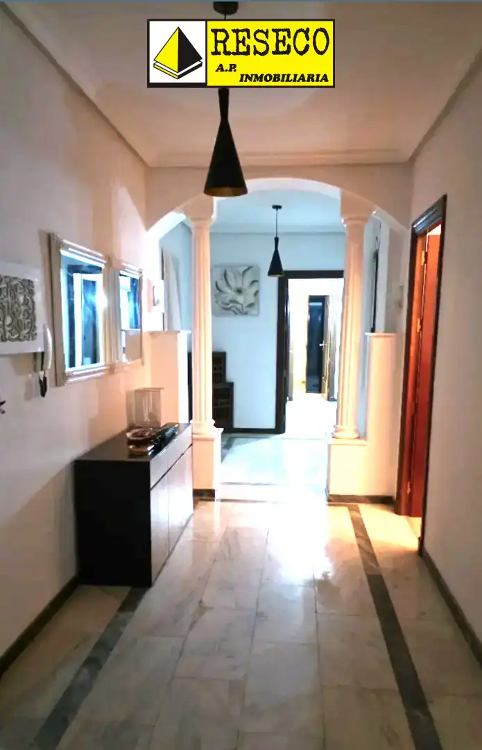 Piso con terraza en venta en Parque de la Constitución 5a