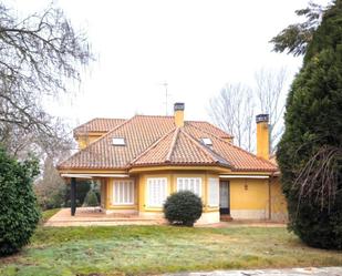 Vista exterior de Casa o xalet en venda en Sariegos amb Calefacció, Jardí privat i Piscina