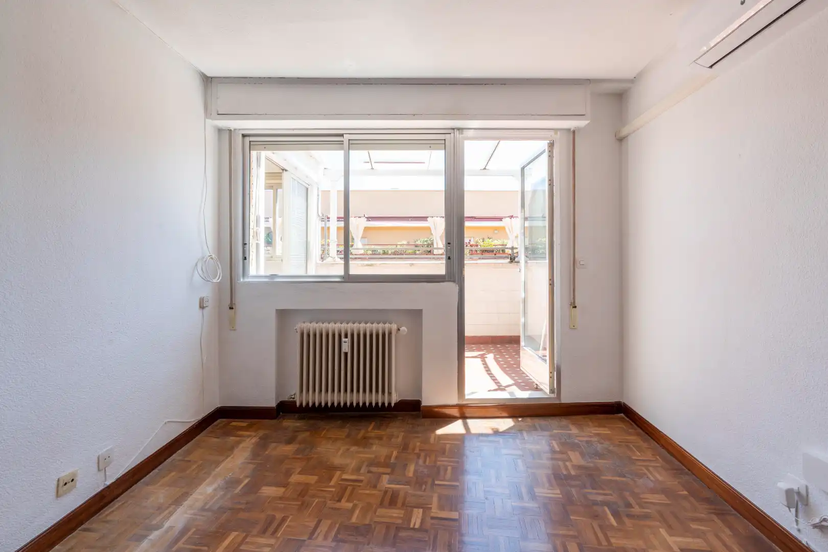 Schlafzimmer von Dachboden zum Verkauf in Madrid mit Klimaanlage, Heizung und Parkett