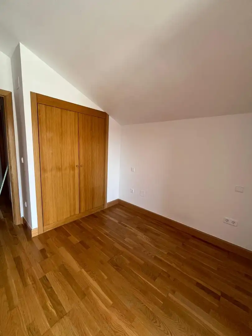 Dormitori de Casa adosada en venda en Renedo de Esgueva amb Calefacció, Jardí privat i Parquet
