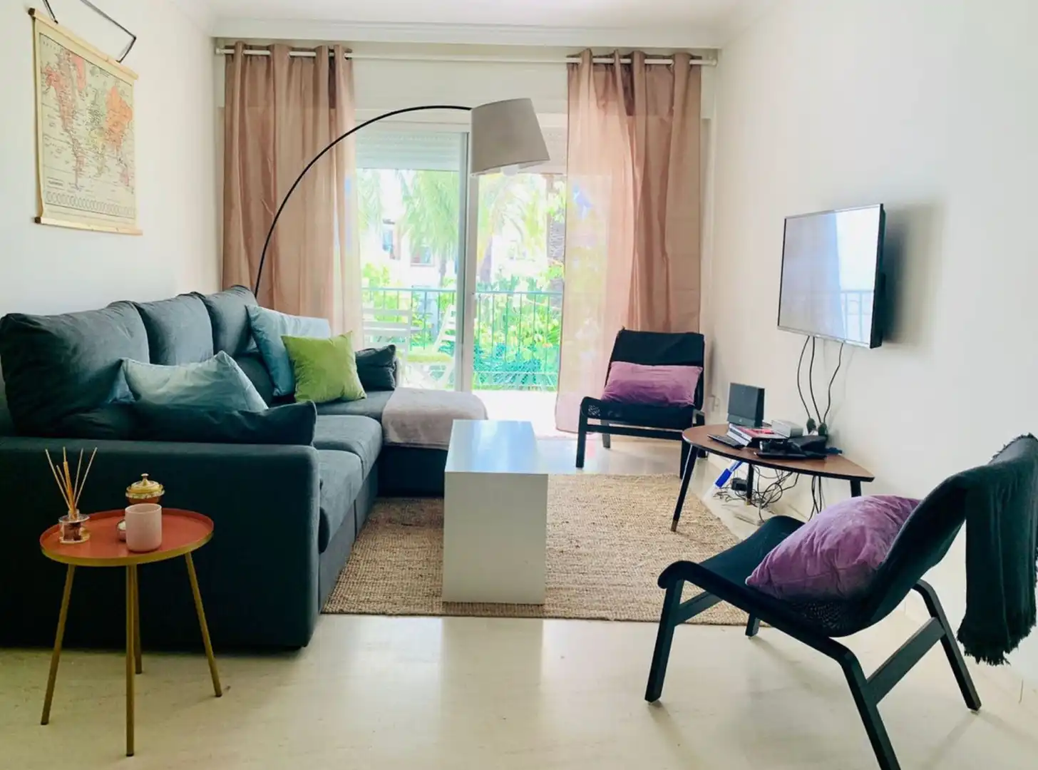 Sala de estar de Piso de alquiler en Estepona con Aire acondicionado, Terraza y Amueblado