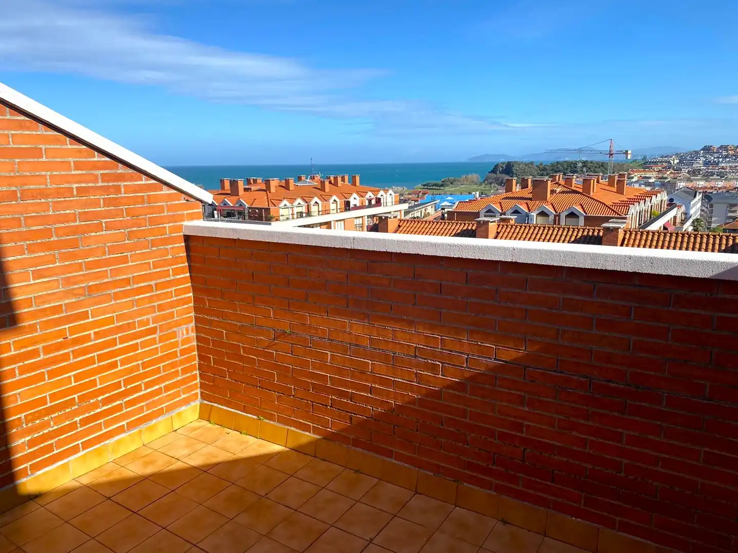Vista exterior de Casa adosada en venda en Castro-Urdiales amb Calefacció, Parquet i Terrassa