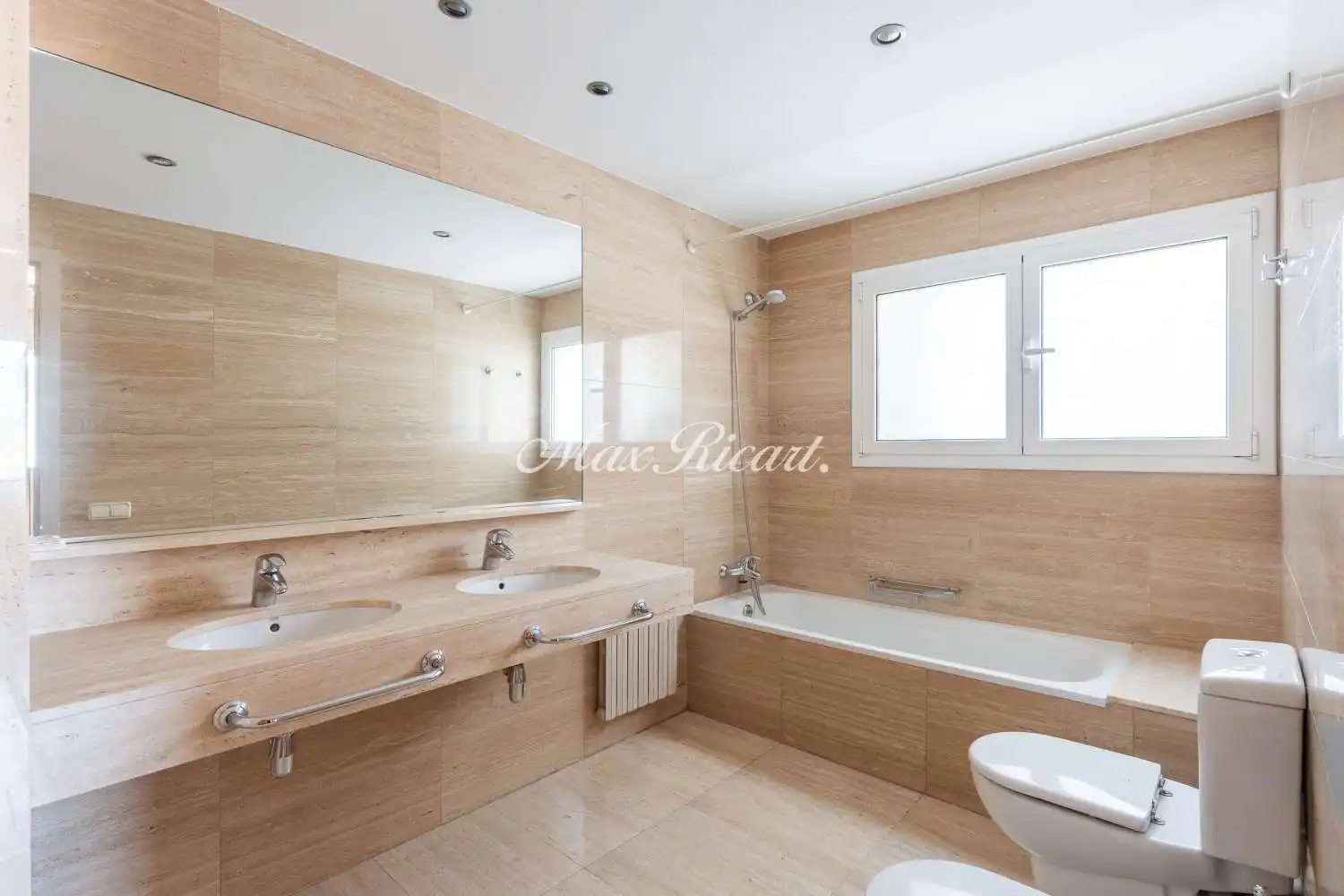 Baño de Ático de alquiler en Barcelona con Aire acondicionado, Calefacción y Terraza