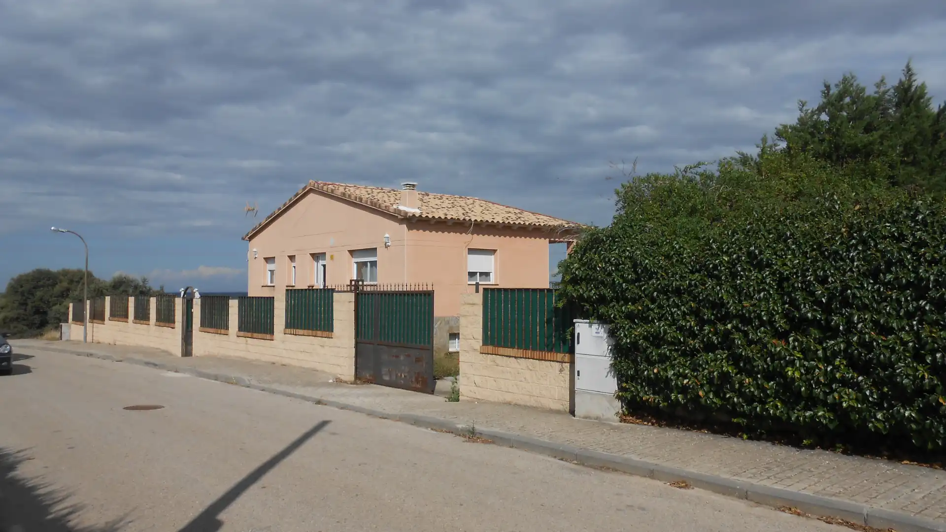 Vista exterior de Casa o xalet en venda en Hontoba amb Calefacció i Jardí privat