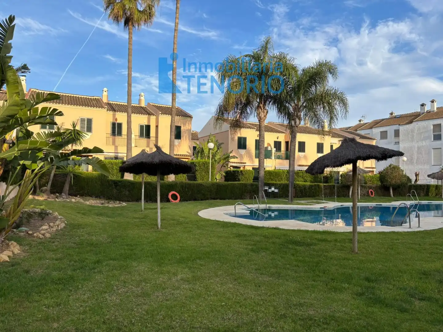 Vista exterior de Casa adosada en venta en Islantilla con Terraza y Piscina comunitaria