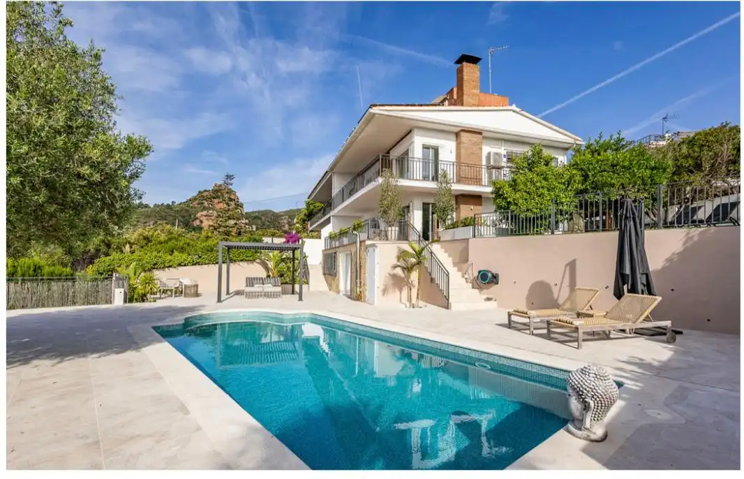 Vista exterior de Casa o xalet en venda en Gavà amb Aire condicionat, Calefacció i Jardí privat