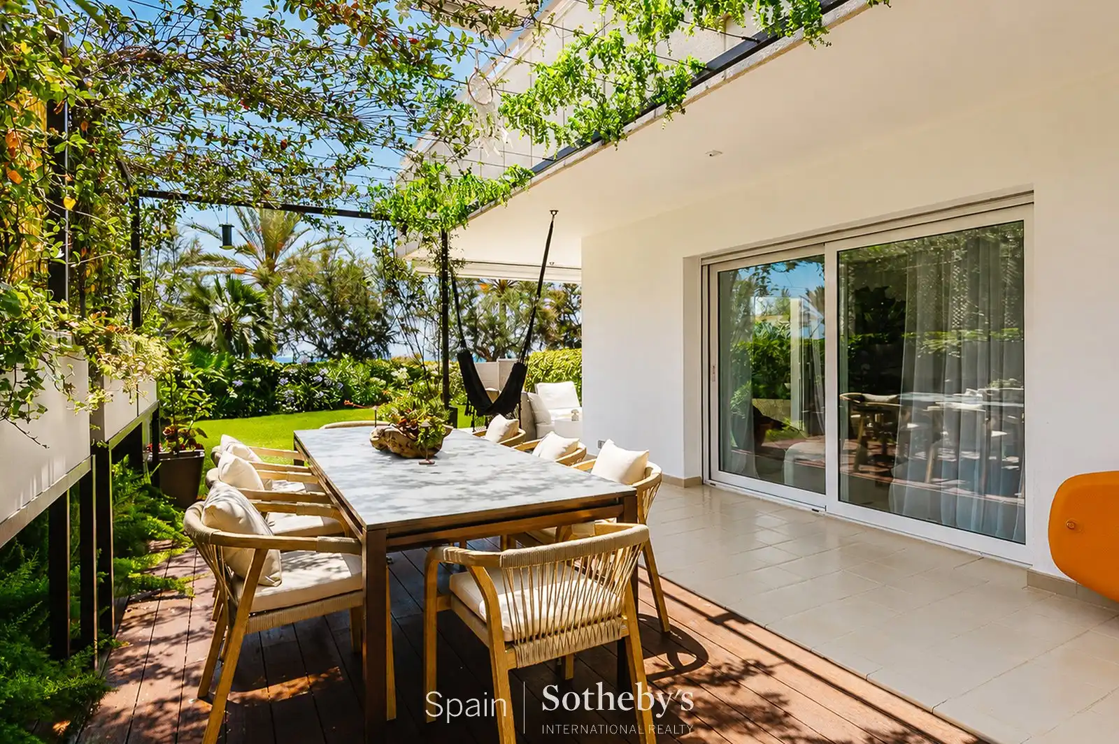 Terrasse von Wohnungen zum Verkauf in Sitges mit Klimaanlage, Heizung und Privatgarten