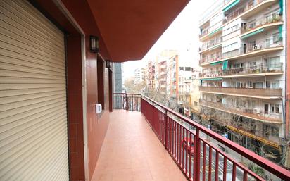 Exterior view of Flat for sale in  Barcelona Capital  with Oven and Balcony