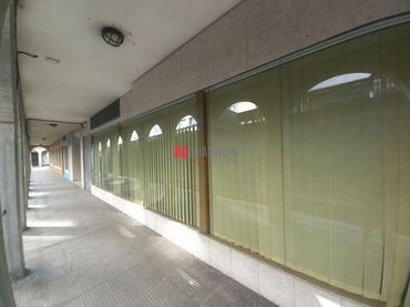 Local comercial en venda a De Rosalía De Castro