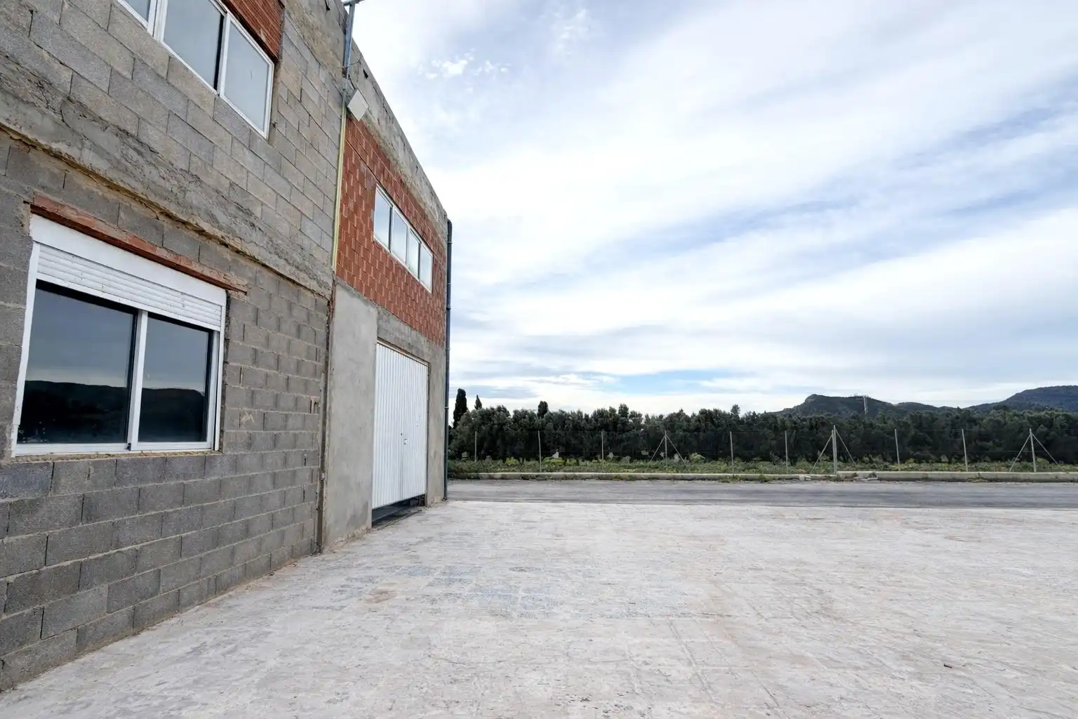 Außenansicht von Fabrikhallen zum Verkauf in Sagunto / Sagunt