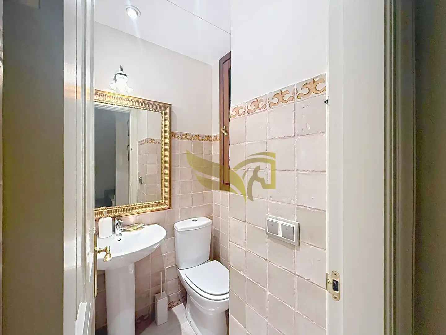 Badezimmer von Einfamilien-Reihenhaus zum Verkauf in Sevilla mit Klimaanlage, Heizung und Privatgarten