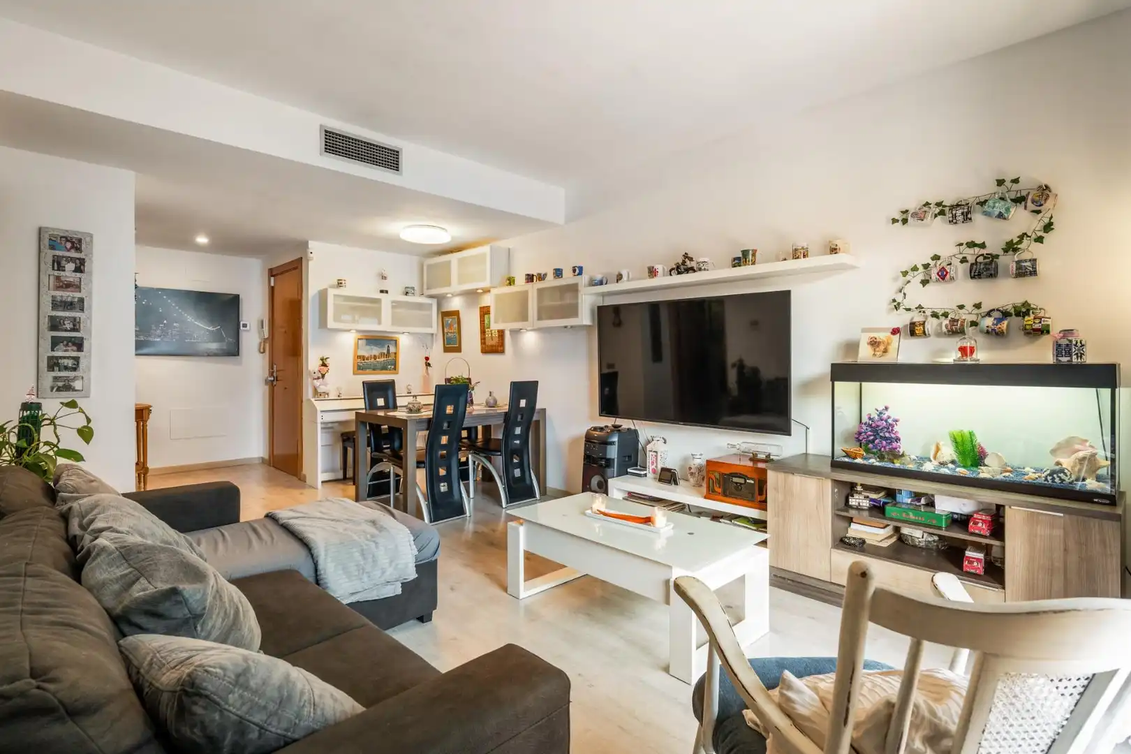 Sala d'estar de Pis en venda en Montcada i Reixac amb Parquet, Terrassa i Balcó