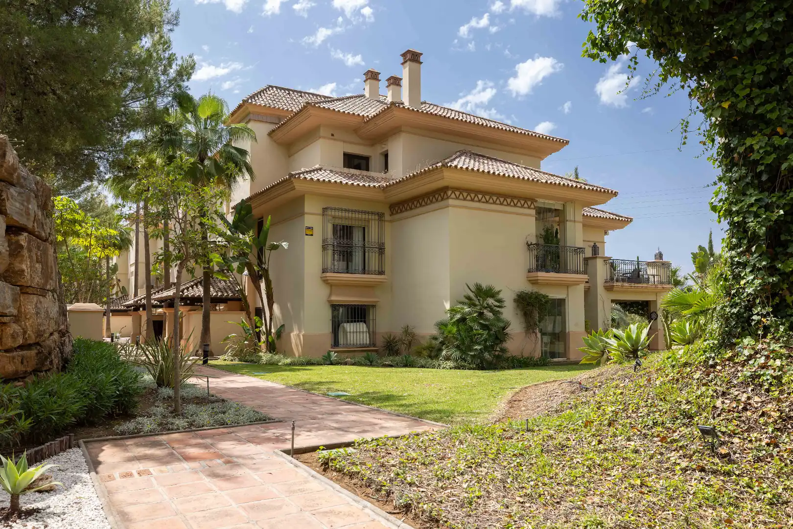 Außenansicht von Wohnung zum Verkauf in Marbella mit Klimaanlage, Heizung und Terrasse