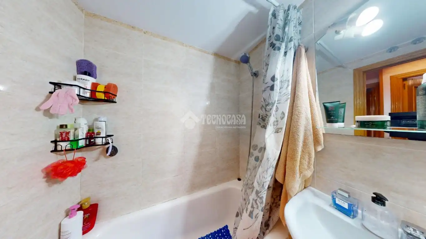 Baño de Piso en venta en Azuqueca de Henares con Calefacción, Trastero y Internet