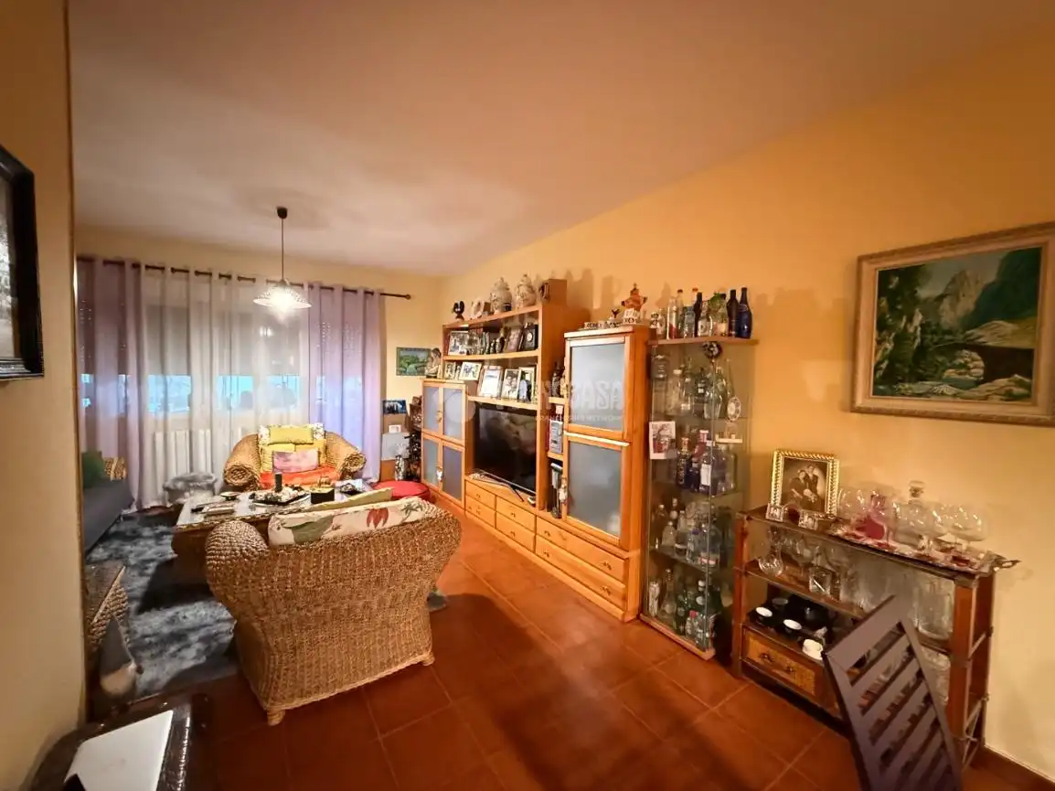 Wohnzimmer von Einfamilien-Reihenhaus zum Verkauf in Torrejón del Rey mit Klimaanlage, Heizung und Privatgarten