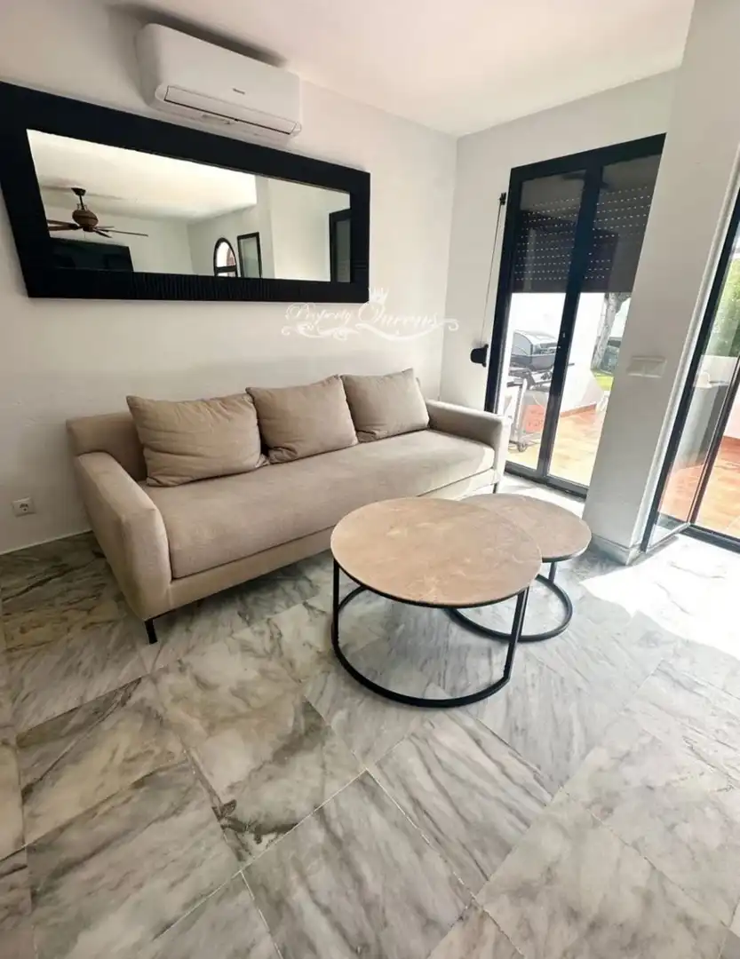 Sala d'estar de Casa adosada de lloguer en Estepona amb Aire condicionat, Terrassa i Piscina