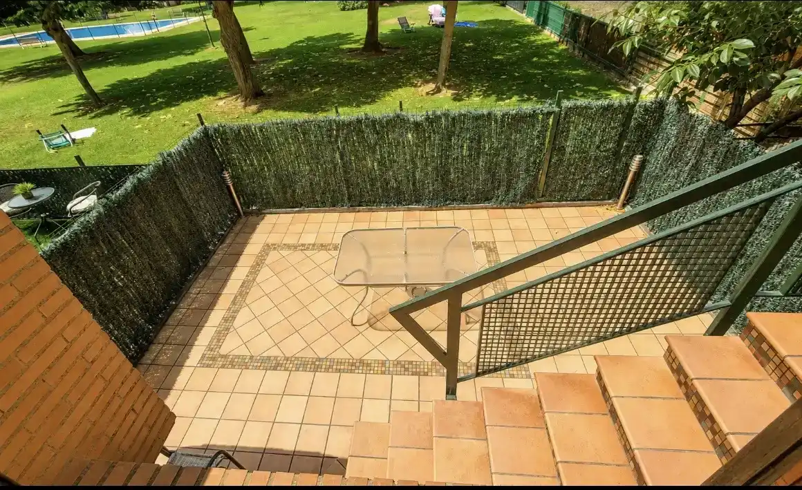 Terrassa de Casa o xalet en venda en Lardero amb Aire condicionat, Piscina i Balcó