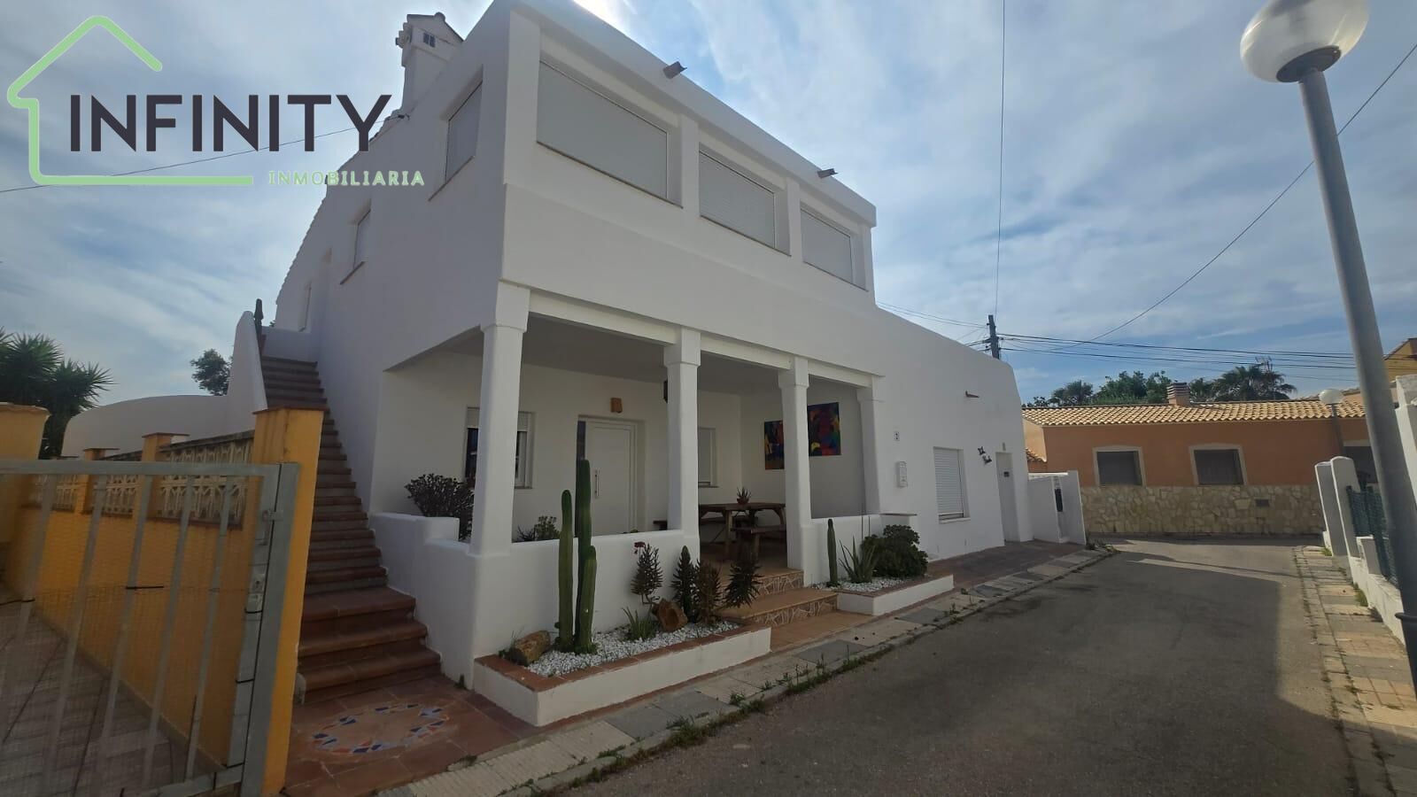 Vista exterior de Casa o xalet en venda en Oliva amb Aire condicionat, Jardí privat i Terrassa
