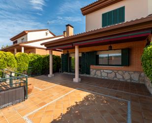Exterior view of Single-family semi-detached for sale in San Martín de Valdeiglesias  with Terrace, Swimming Pool and Balcony