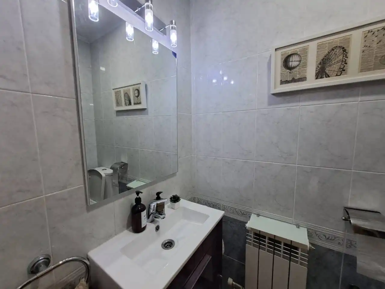 Bathroom of Houses for sale in Burgos  with Heating, Private garden and Parquet flooring
