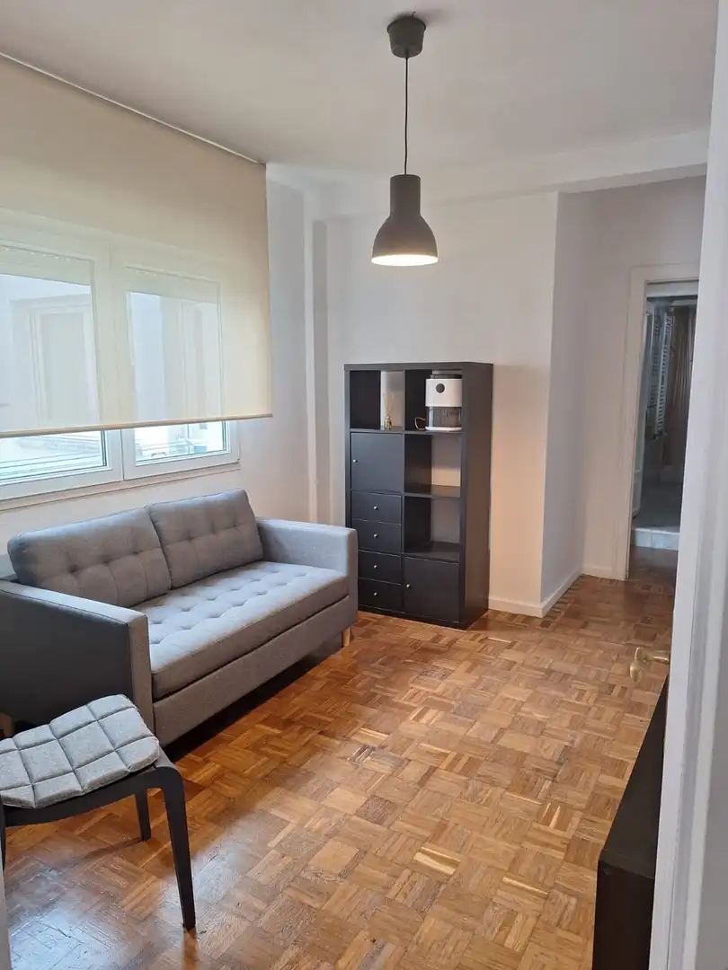 Sala d'estar de Pis de lloguer en Gijón  amb Calefacció, Parquet i Balcó