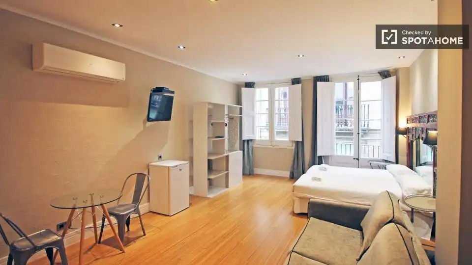 Flat with terrace to rent in Ciutat Vella, imagen 3