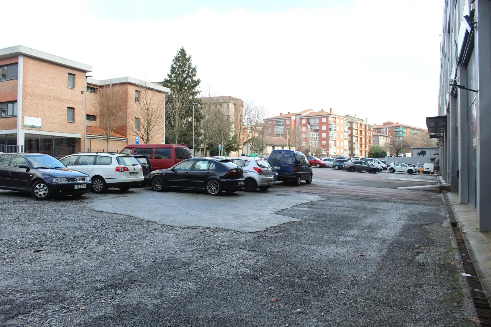 Parkplatz von Fabrikhallen zum Verkauf in Irun 