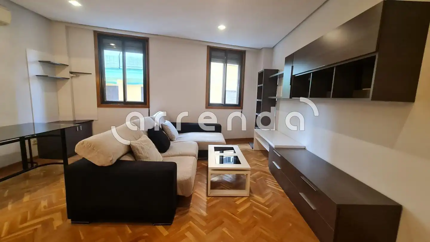 Wohnzimmer von Wohnung zur Miete in Madrid mit Klimaanlage, Parkett und Möbliert