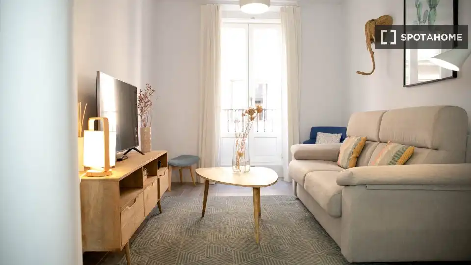 Flat for rent in Cortes - Huertas