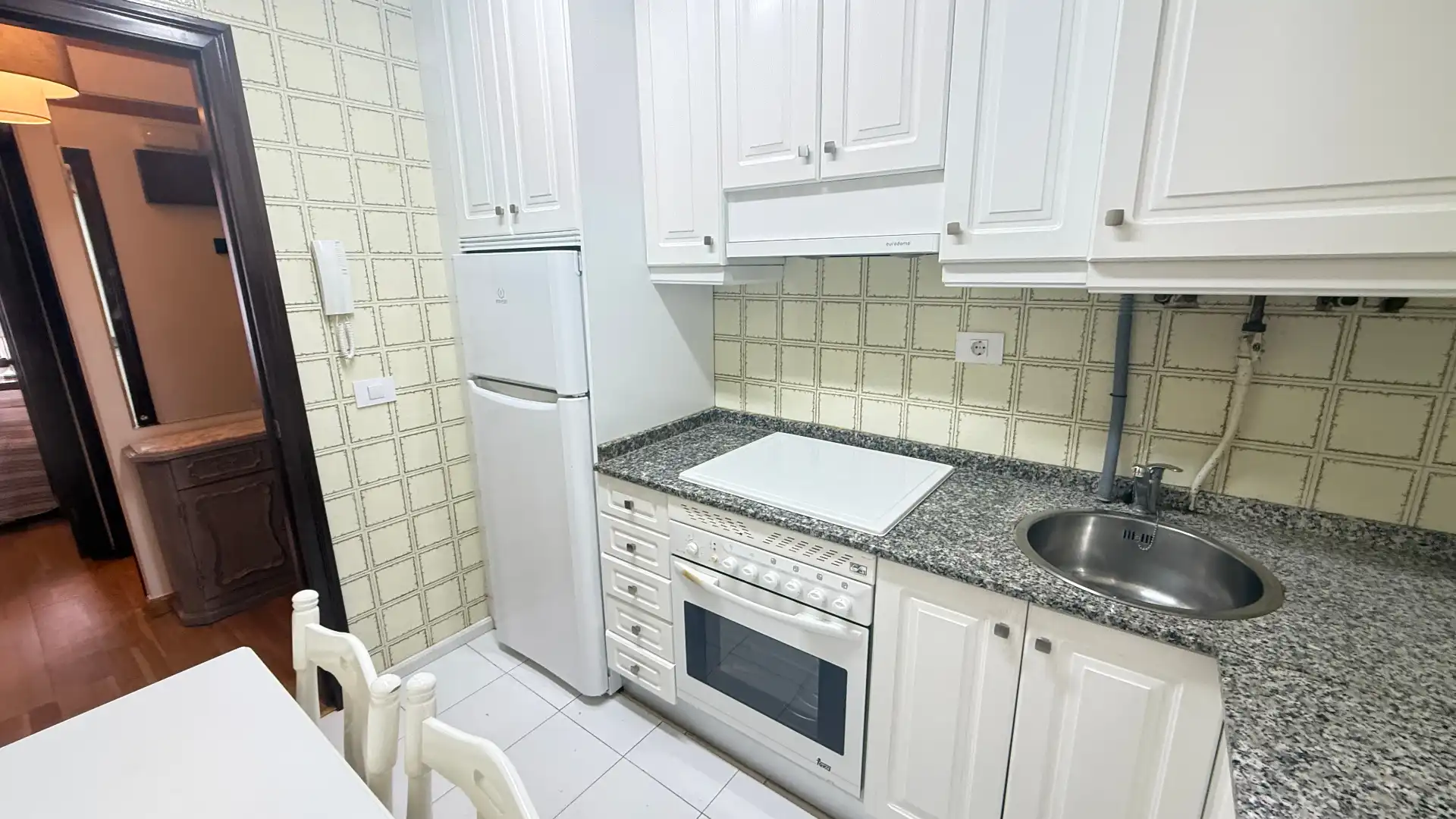 Cuina de Pis de lloguer en Gijón  amb Calefacció, Parquet i Moblat