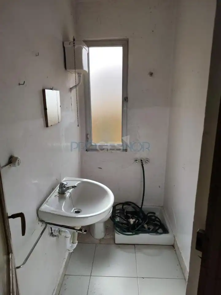 Bany de Casa o xalet en venda en León Capital  amb Jardí privat i Traster