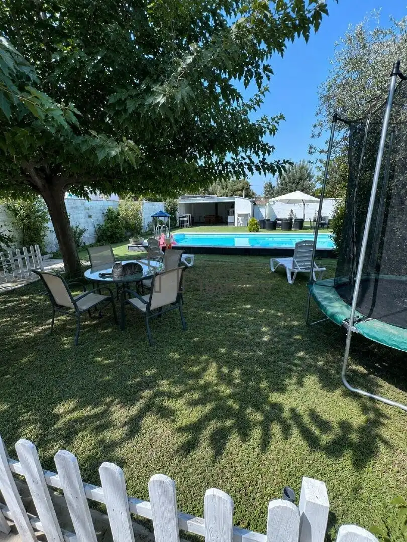 Piscina de Casa o xalet en venda en Cadrete